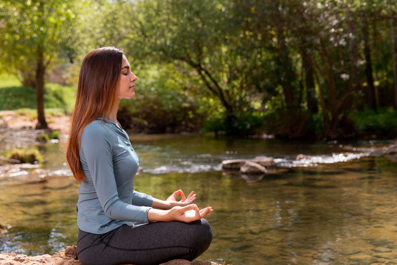 Meditando en la naturaleza, conectando con su espiritualidad interior